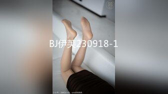 逼逼无毛苗条妹子吊在空中自慰