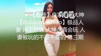 公交车站抄底不穿内裤的超短裙美女真心让人按捺不住啊