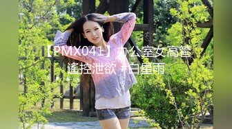 等电梯的少数民族着装美女 我们办公室一朵美丽的石榴花