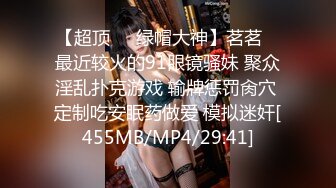 科技楼蹲守很有气质的蓝衣美女 尿尿都这么温柔